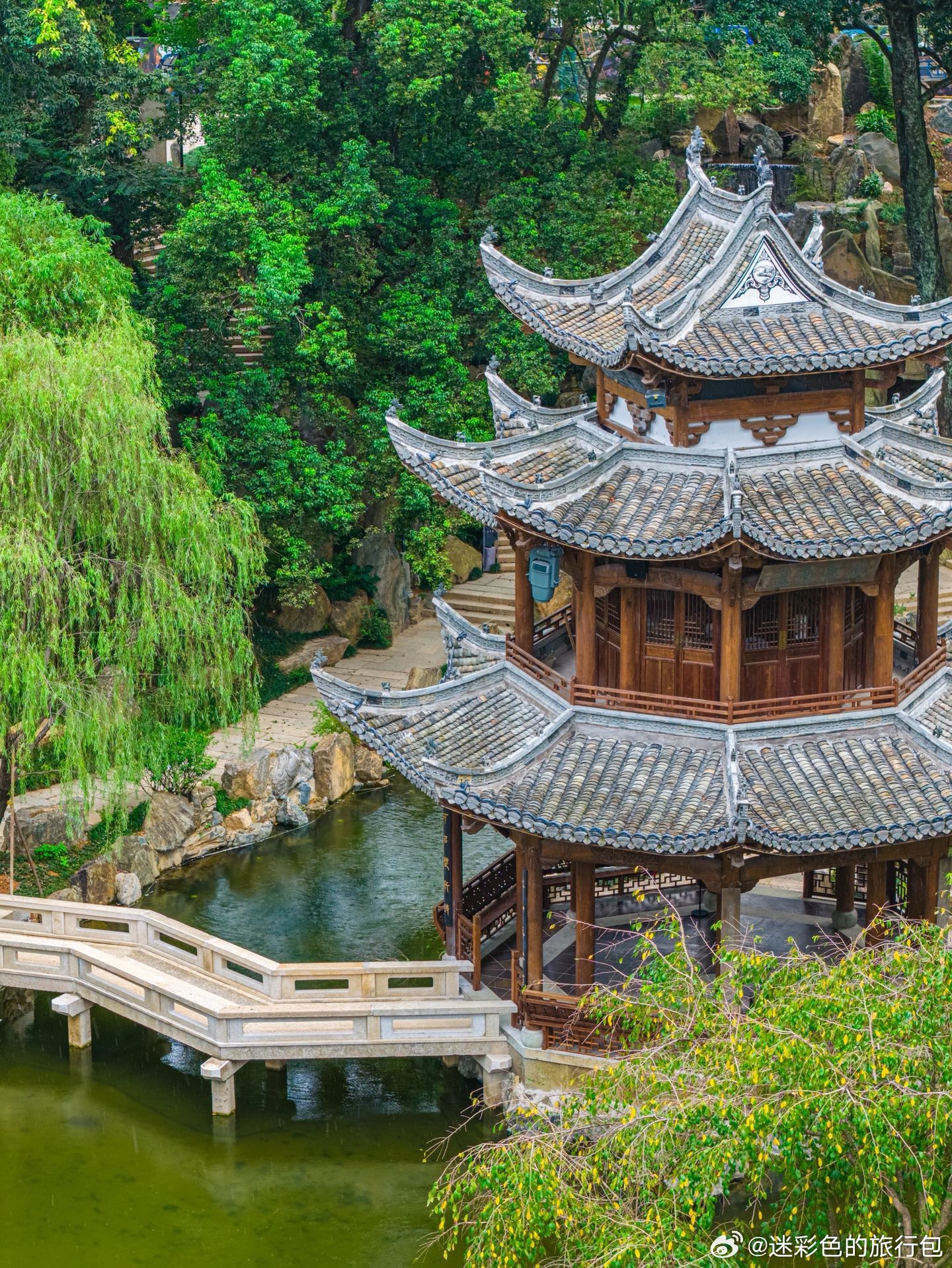 婺源真的会让人一眼震撼，白墙黛瓦的徽派古村嵌在青山绿水间，春有漫山油菜花海，秋有