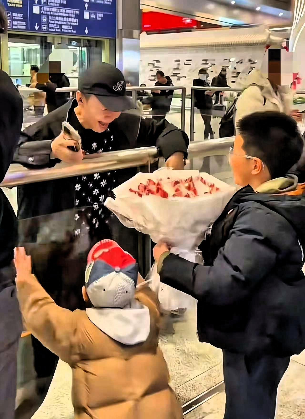 宋丹丹两个孙子现状大孙子宋一鸣今年8岁，在北京一所公立小学就读，身高快到奶奶的