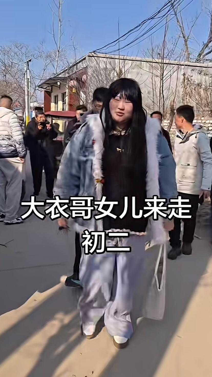 大衣哥女儿初二出门，穿便装比那天穿婚服更漂亮，明显化妆师没给画好，夫妻两个都是小