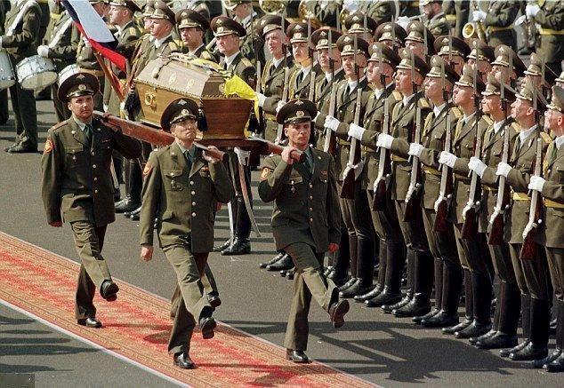 末代沙皇葬礼，一张罕见的留影，这组照片拍摄于1998年7月17日，地点在俄罗斯圣