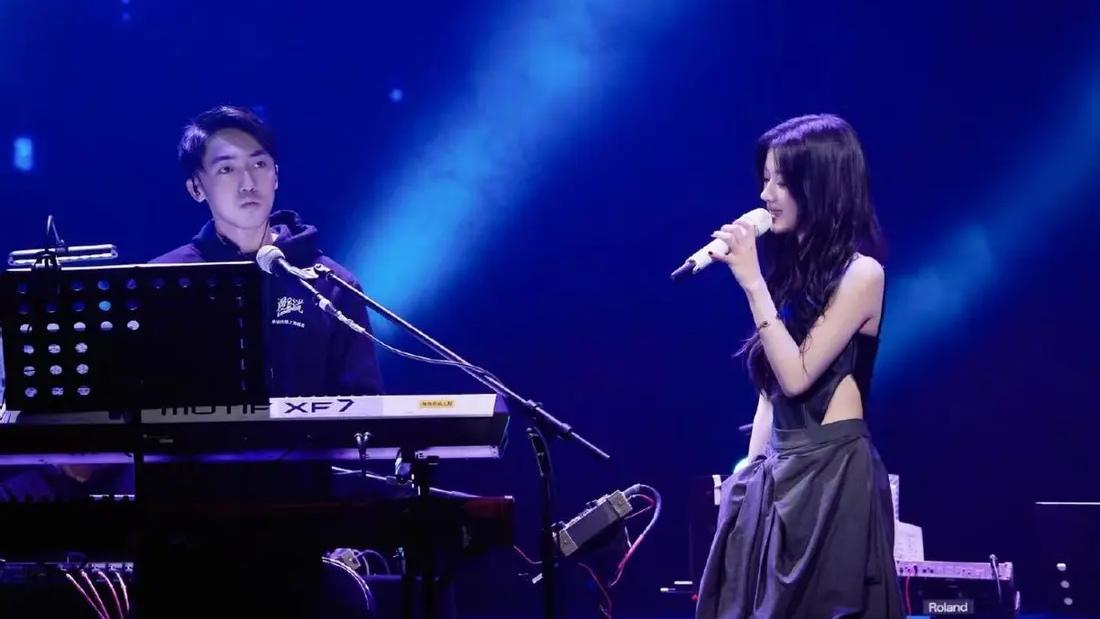 近日，陈奕迅现身单依纯的演唱会现场，全程神情严肃，几乎未见一丝笑容。这样的状态立