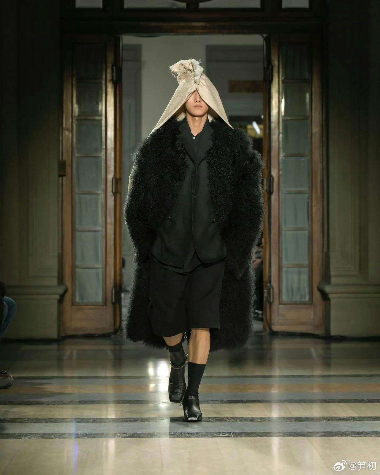 继中国的编织袋在“巴黎世家”走红以后，中国的披麻戴孝又开始悄然在日本上市。日本设