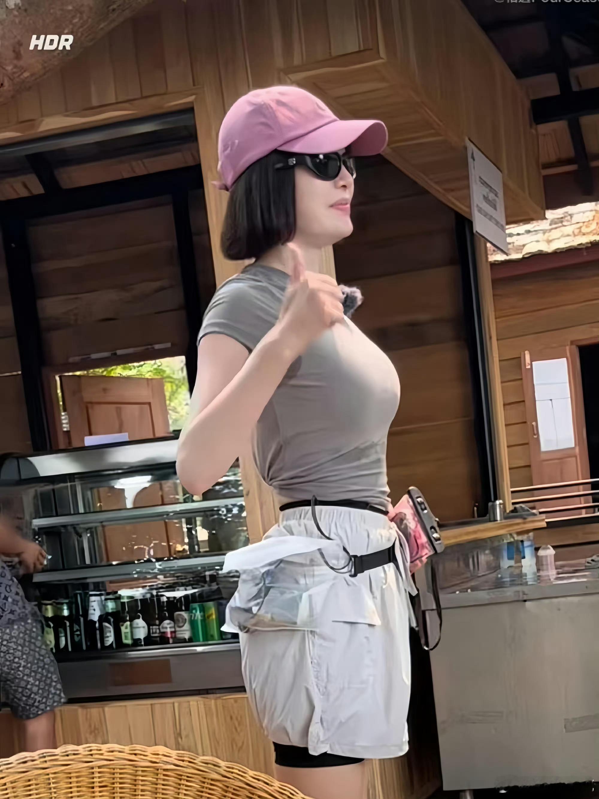 秦岚这种紧身衣里到底穿的什么bra能这么无痕还显得胸型这么好看！显得身材好好。。