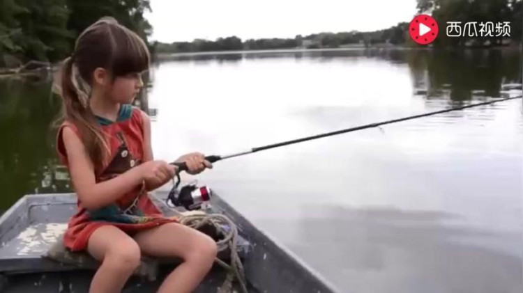 7岁的小女孩带着柴犬乘船去钓鱼，想不到宠物挺老实的