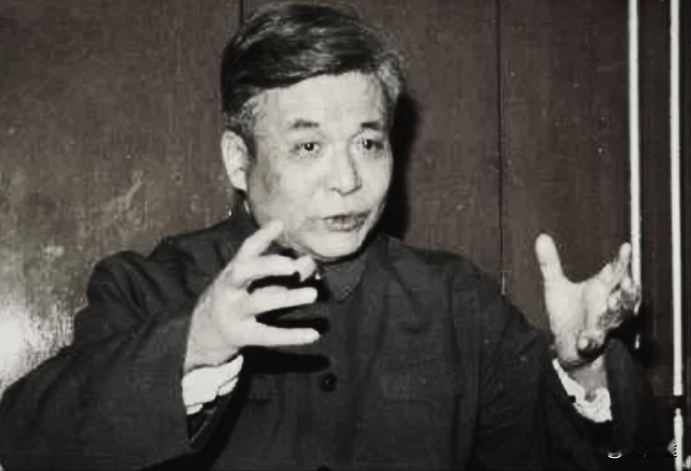 1986年7月，邓稼先在打完一针止痛剂后，艰难转头对妻子许鹿希说:“我想去天安门
