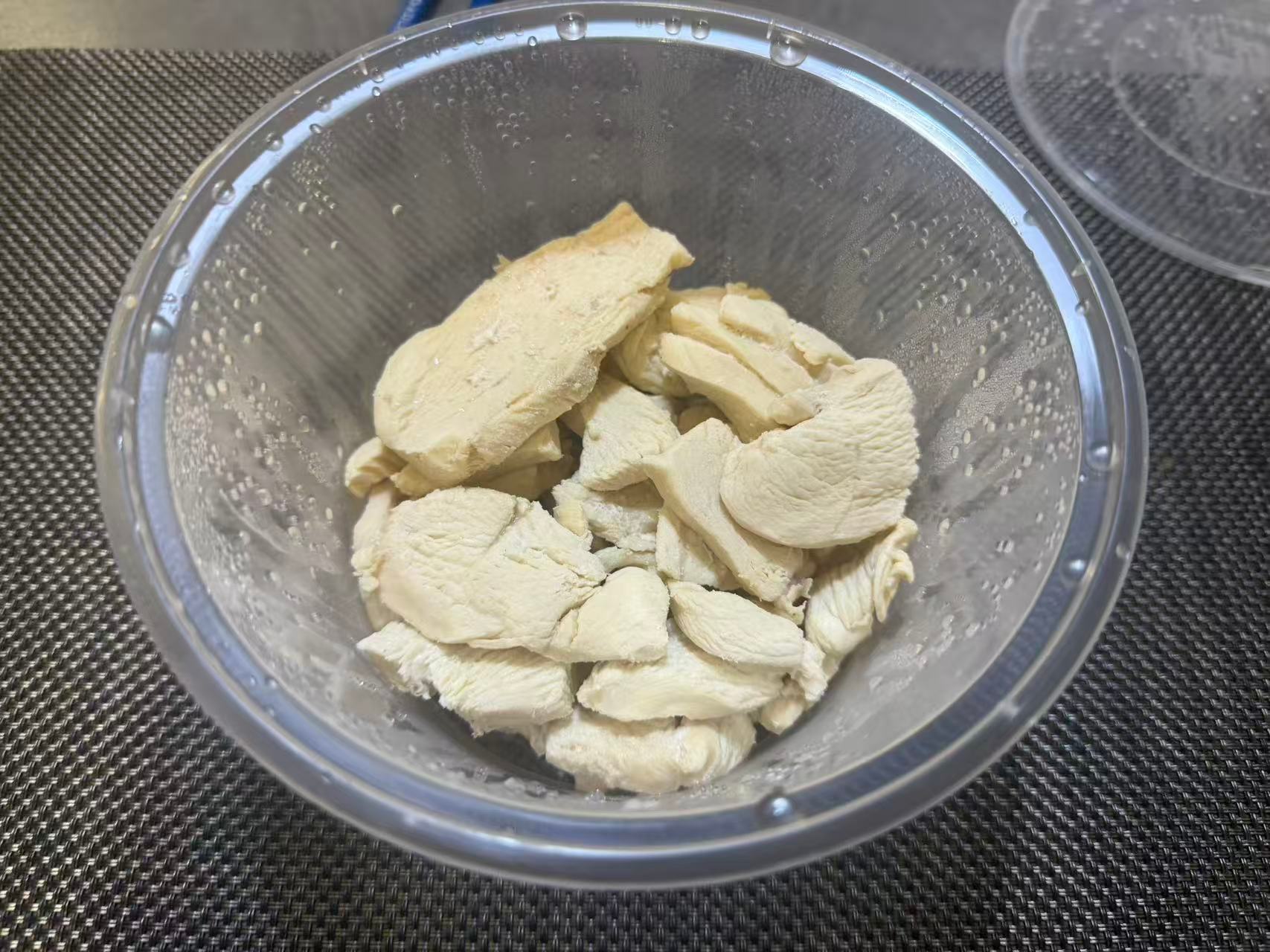 别看就300g的水煮鸡胸肉，不撒盐的情况下能把这一盒吃完，你也是一个狼灭我吃完