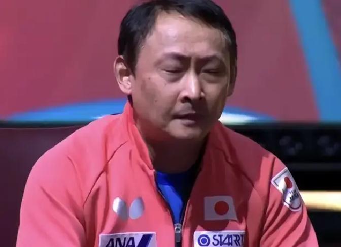 儿子替日本夺冠怒吼，他坐在看台猛地低头，用手遮住了脸。摄像师拍到他指缝全是