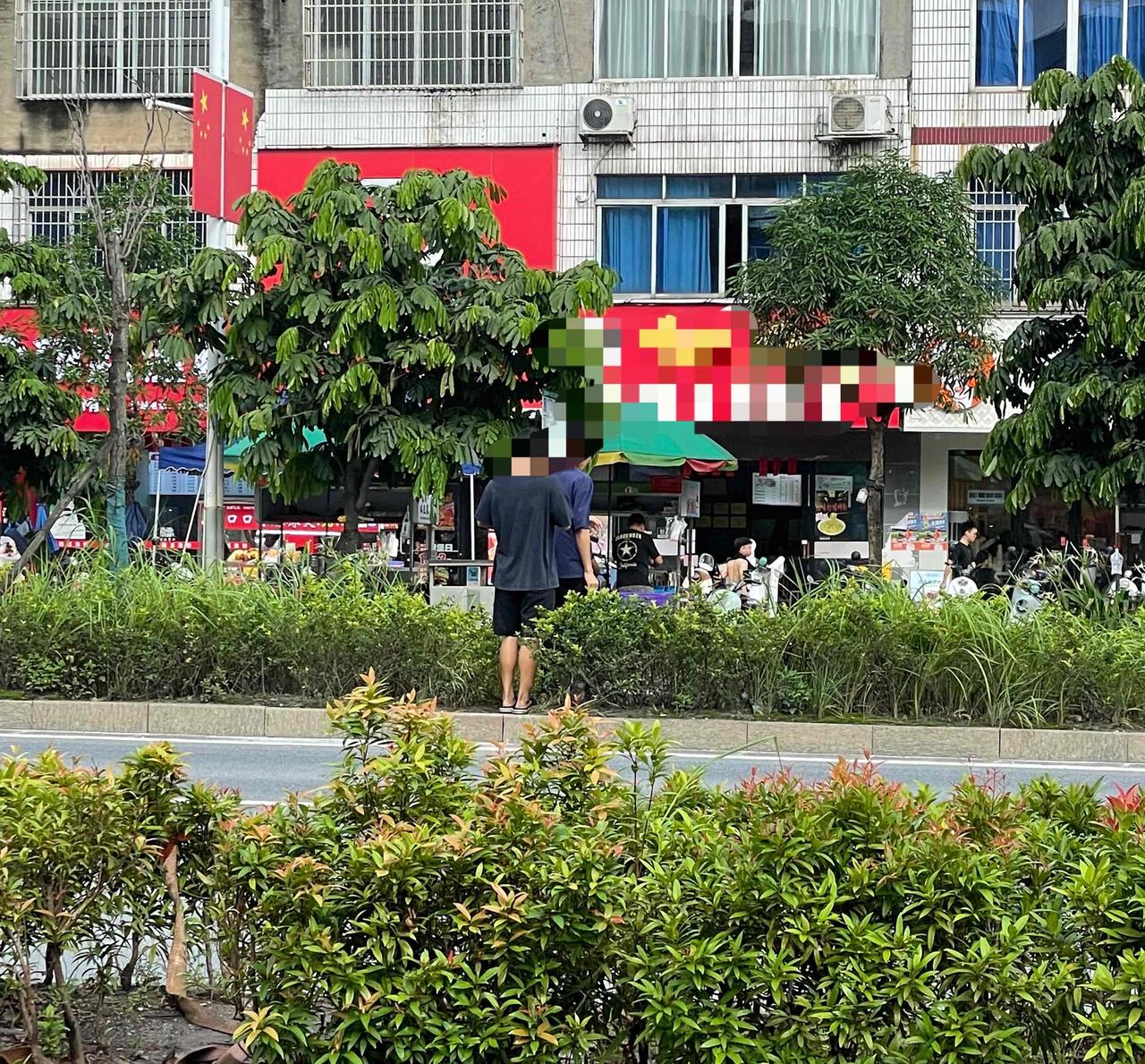 【一对男女又来到了玉林灵山一庙会乞讨】6月27日，玉林市容县灵山镇一庙诞有一