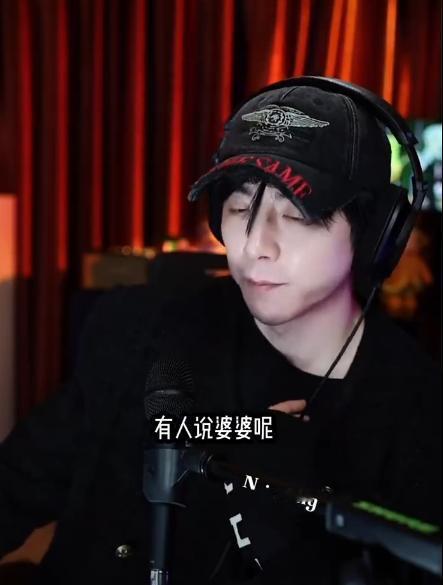 直播里他突然摔出这句话：“我妈当年是收拾厕所的。”弹幕静了三秒。以前他