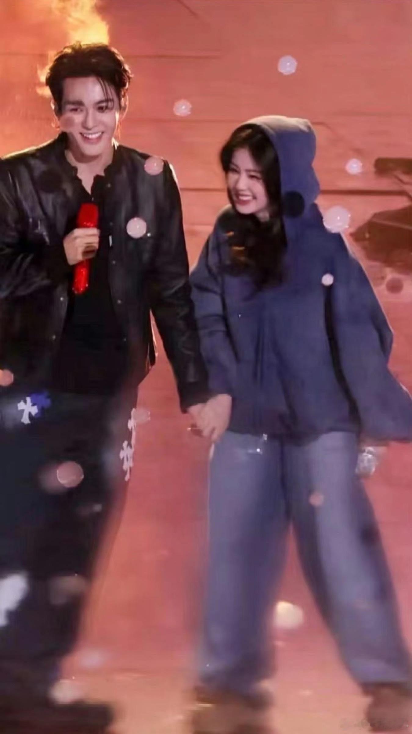 白鹿曾舜晞十指相扣好自然爱奇艺这波“情怀之夜”策划挺会的，把剧CP拉回来合唱，剧