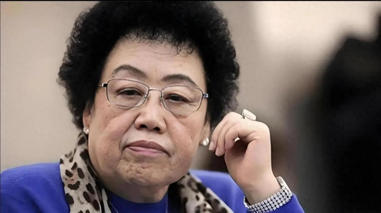 1959年，18岁陈丽华与北京电信系统某高管结婚，生了1子2女后，俩人和平分手，