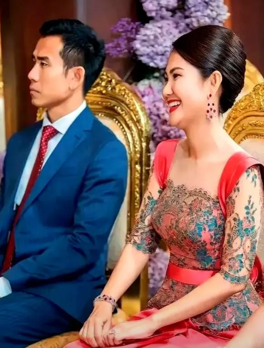 这是柬埔寨强人洪森大女儿洪玛娜与现任丈夫的的合影，作为洪森大女儿，洪玛娜可算是上