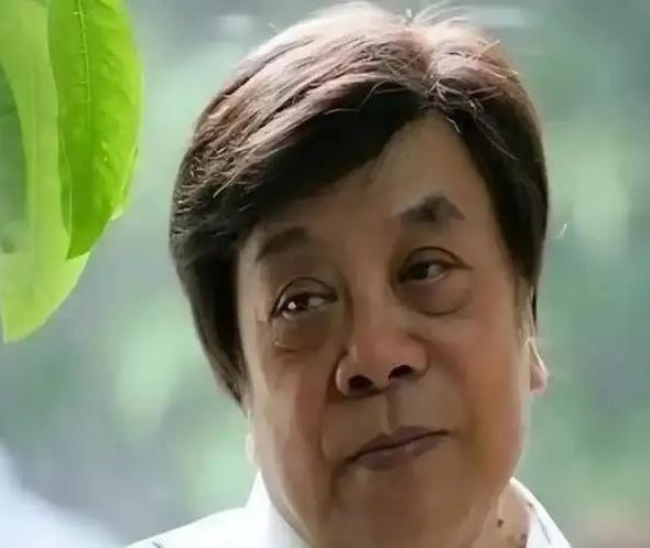 “赵忠祥瞒着妻子与我发生关系多年，并有特殊癖好，令我身心受到严重伤害。”2004