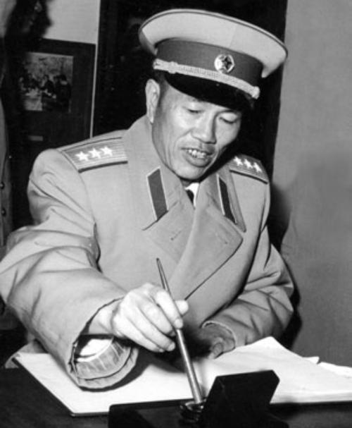 1985年，病床上的韦杰激动地说：“我从枪林弹雨中走出来，会怕死吗？你们差点耽误