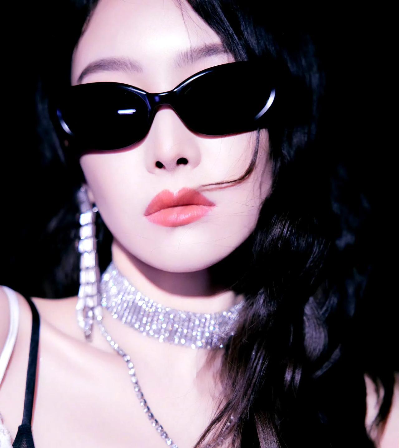 #宋茜#在光影交织的世界里，时尚是一种态度，更是一种表达。每一次亮相，都是一次自