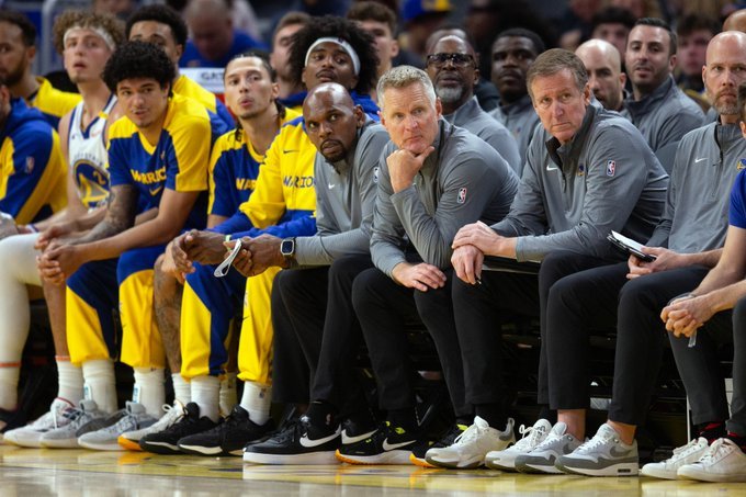 金州勇士科尔回答来了。对于记者问是否考虑让斯潘塞留在场上收官？当时他明显状态很