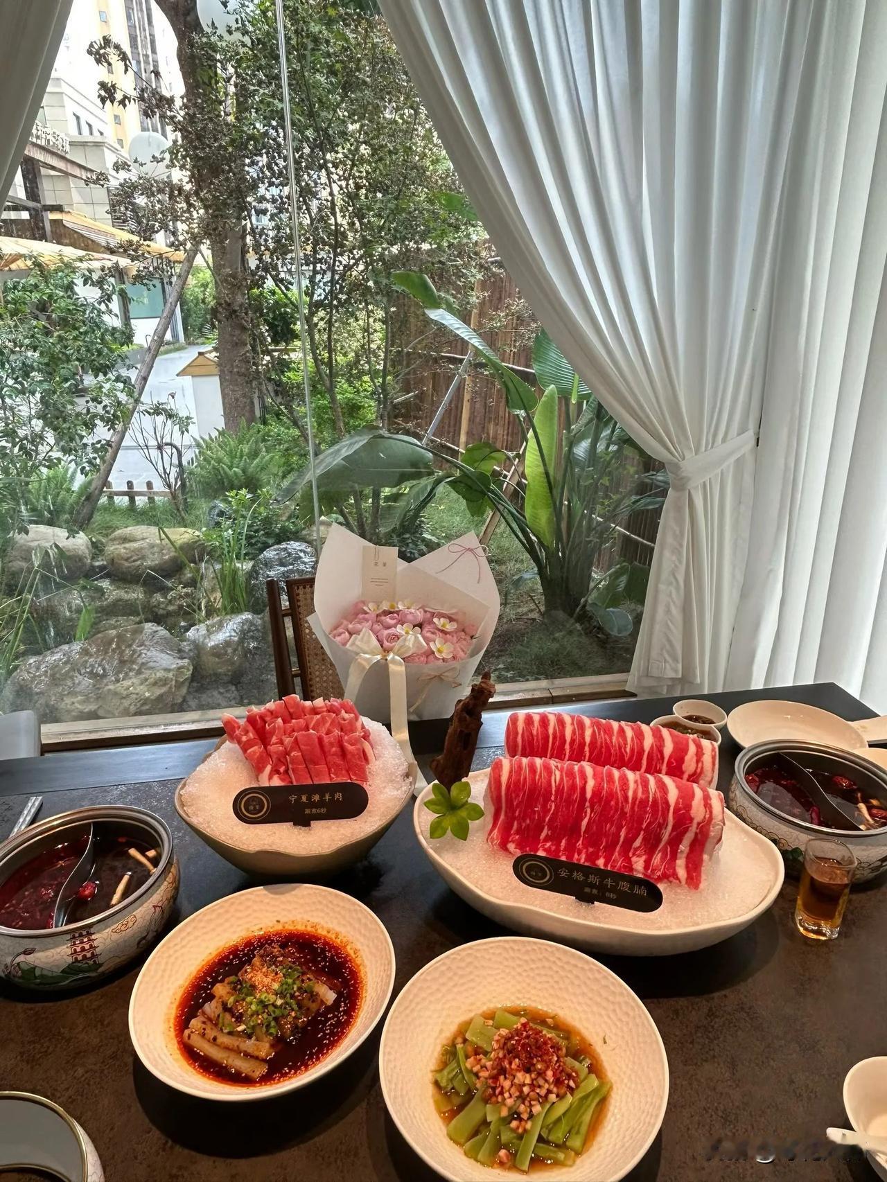 潘金莲出名那肯定是靠《水浒传》啊。在《水浒传》里，她本是清河县一个大户人家的使女