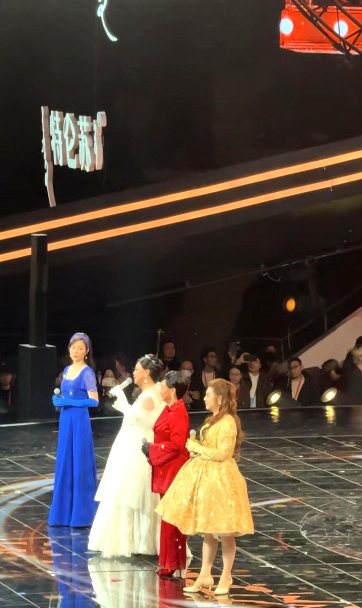 55岁？舞台上那双腿还是“亚洲第一”。蓝裙闪过，腰线紧得像没生过时间。莫干