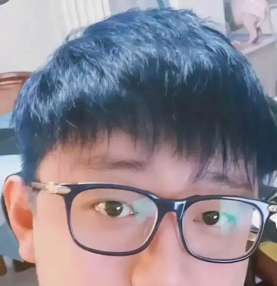 直播间张嘴就骂德云社人力总监是“戴眼镜肥猪”，甚至放话“再欺负人就灭了你”，张文