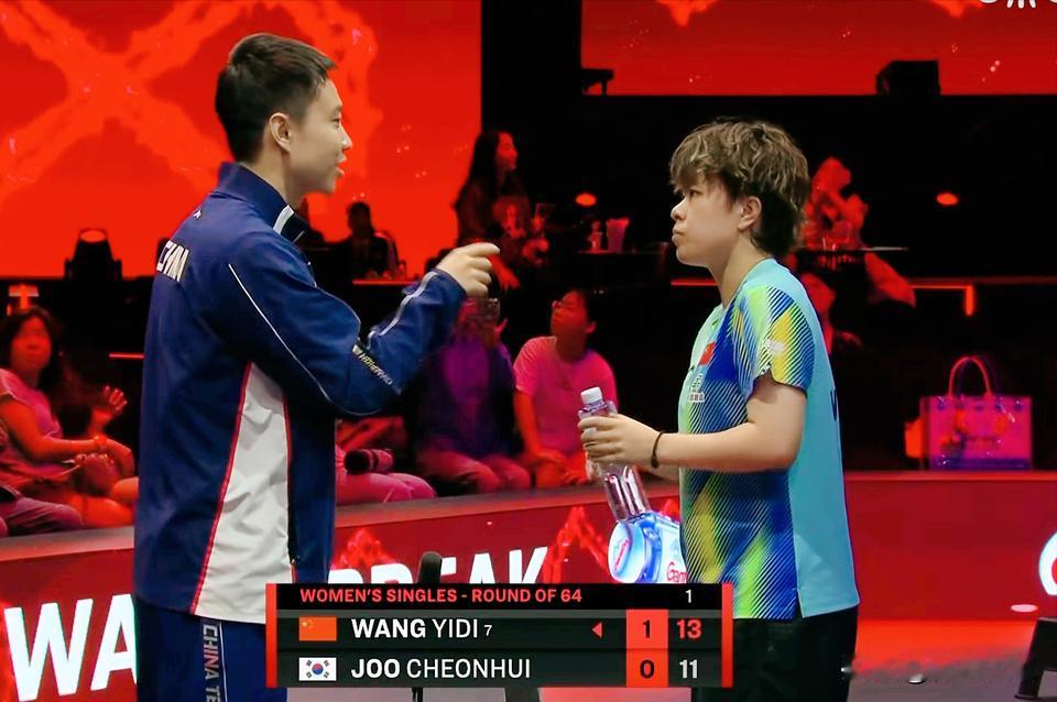 注意！这次新加坡大满贯，裁判对国乒发球要求很严格！昨天王楚钦因为发球时手在球