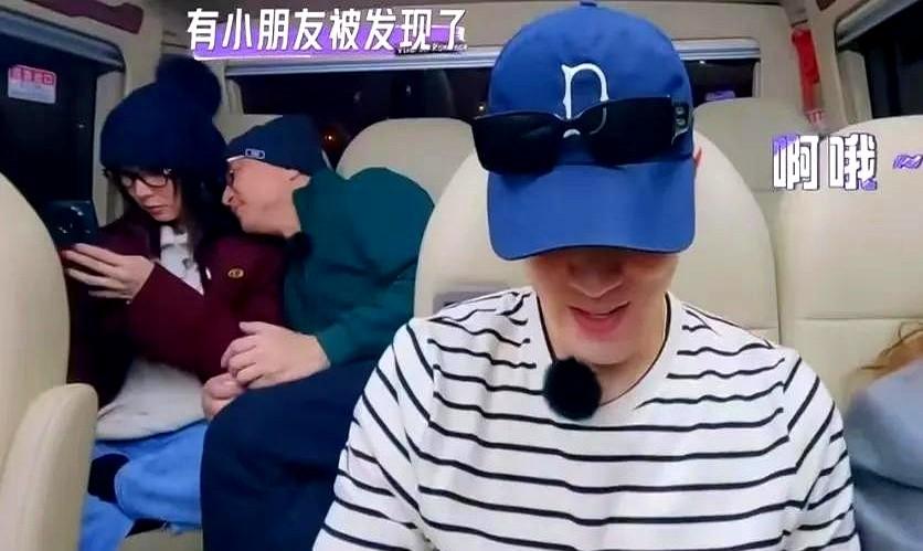 胡静这波突击检查直接把我看乐了！昨晚她给儿子打电话查岗，发现都晚上九点多了小