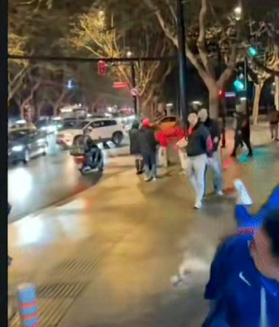 上海海港那个球迷代表，某菜，这反转来得是真快。前脚还在台上，拿着麦克风，脸涨得