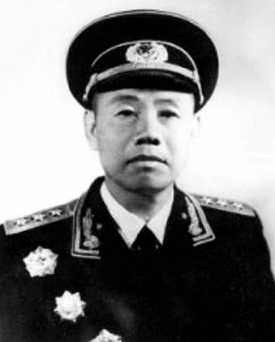 1932年，红军师长王宏坤缴获海量物资却一毛不拔，许世友提着10斤酒上门，一顿饭