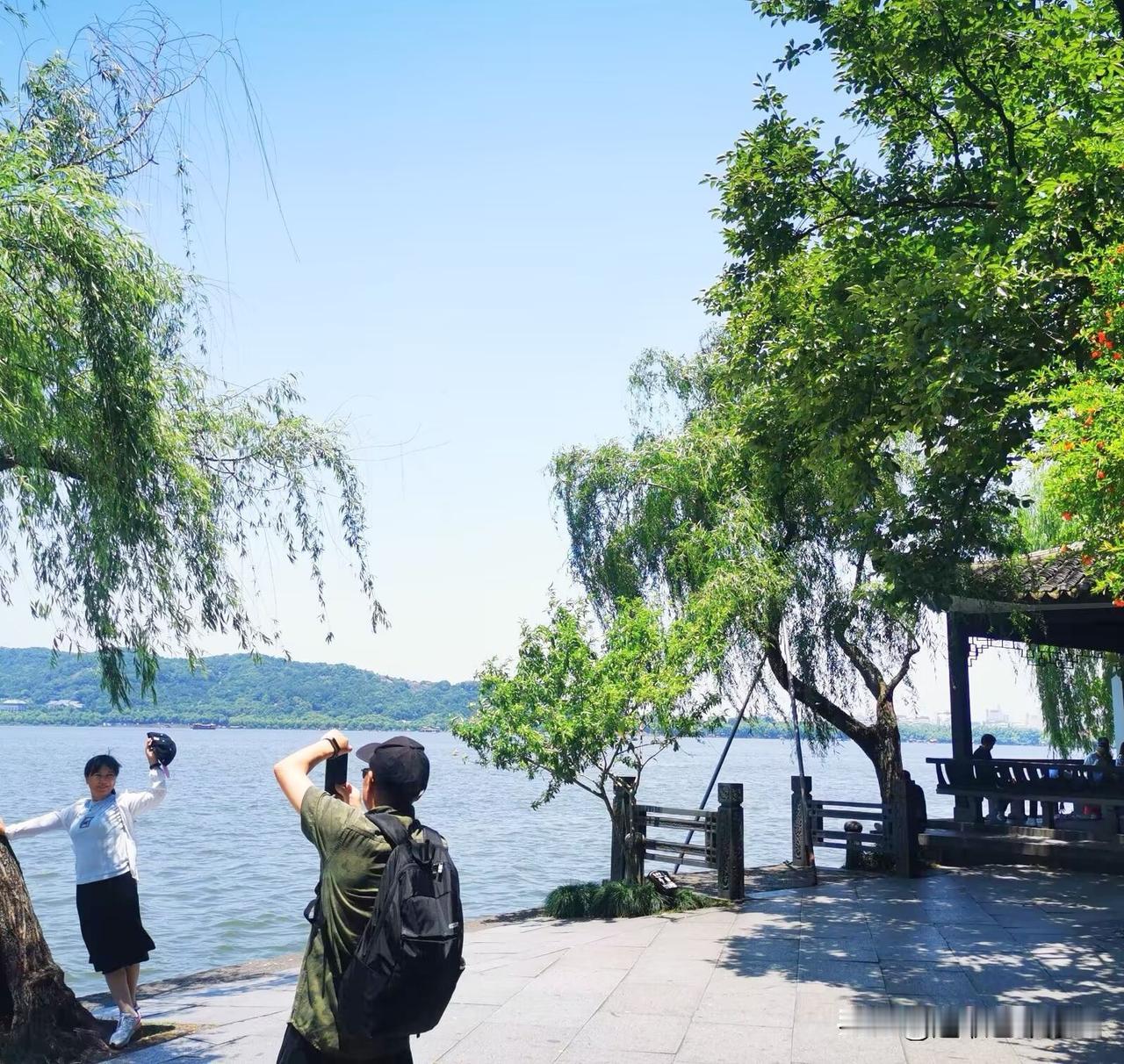 边走边拍杭州西湖美景，坐西湖游船是体验湖光山色的好方式，手划船可近距离接触水面，