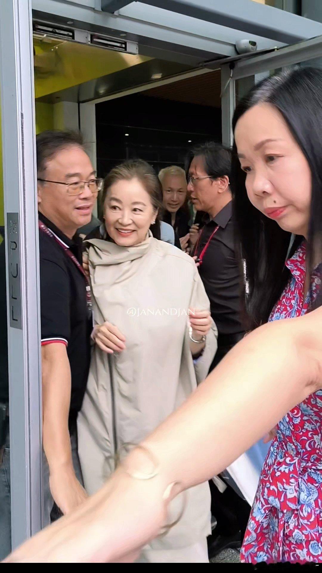 71岁的林青霞，好慈祥啊