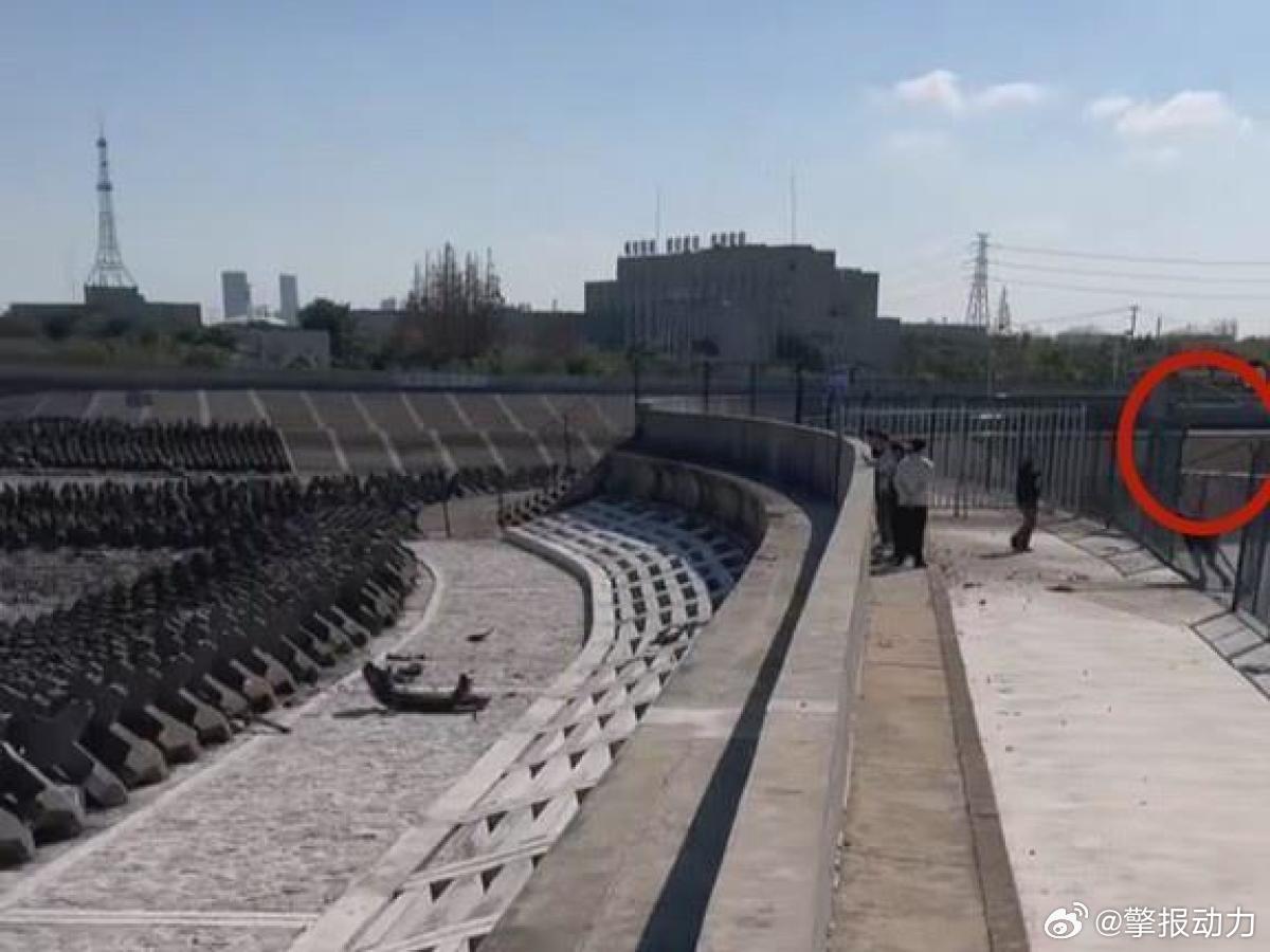 上海滨江一车辆撞破防护栏冲入长江，官方：搜救已结束，有人员身亡极目新闻记者张奇