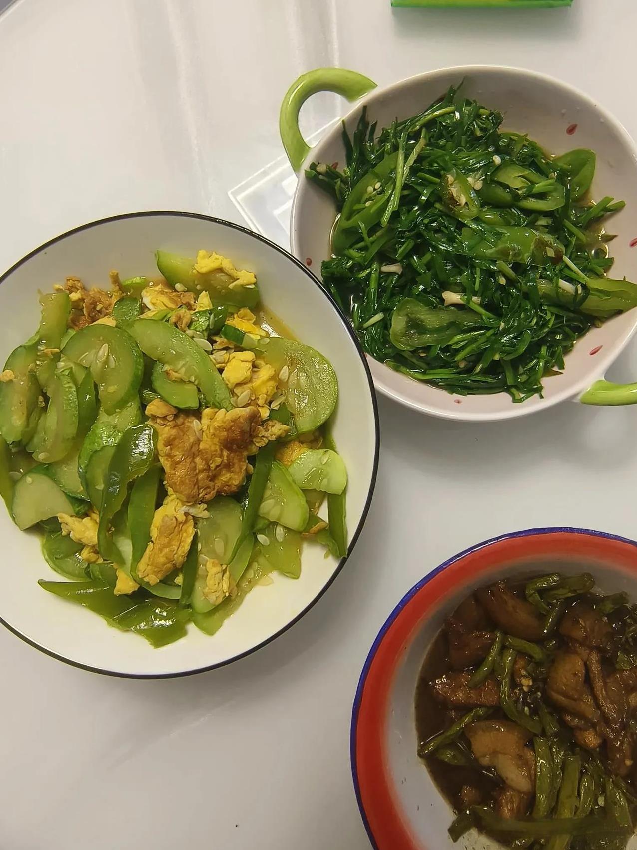 我也是服了，上辈子也不知道烧了什么香，生了个爱做饭的儿子，一放假就跑到厨房