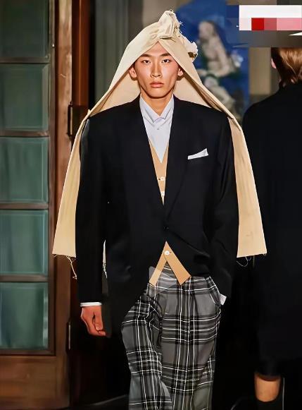 巴黎世家的新品,怕是一件也卖不出去,这玩意买回家,你要敢穿着出去,绝对会接受家大