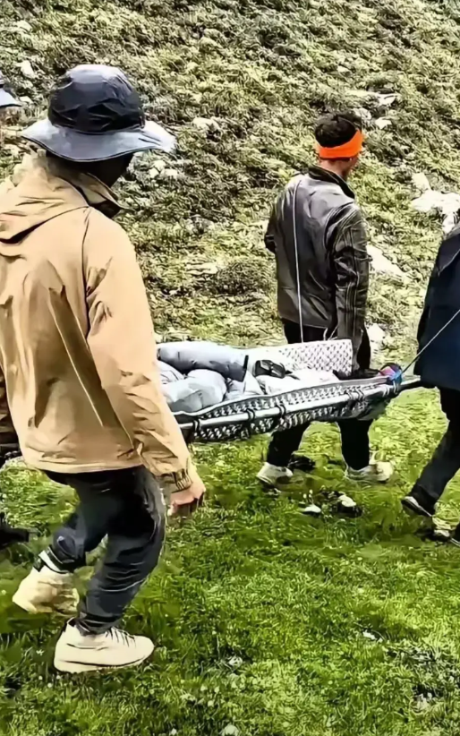 每个藏民本来可以分一万元，一名驴友爬上四千五百米的山遭遇骨折，无力自行下山，同伴