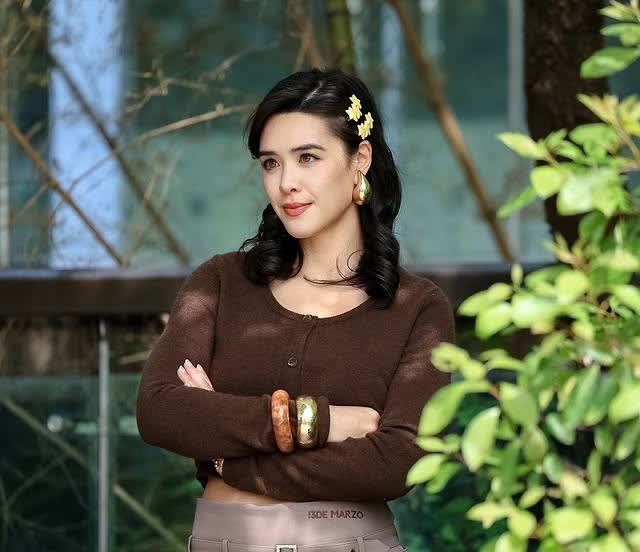 她是香港著名女星钟丽缇和外国老公所生混血女儿，从小就在外国长大，今年已经27岁，