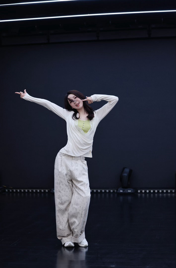 陈瑶恋爱告急初舞台陈瑶恋爱告急的初舞台来了啊！姐姐练舞的样子真的是浑身上下都散发