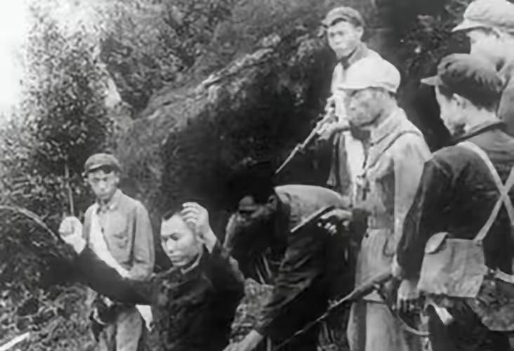 1951年2月5日，重庆歌乐山下寒风凛冽，一个穿灰布棉袄的中年男人被押上刑场。法