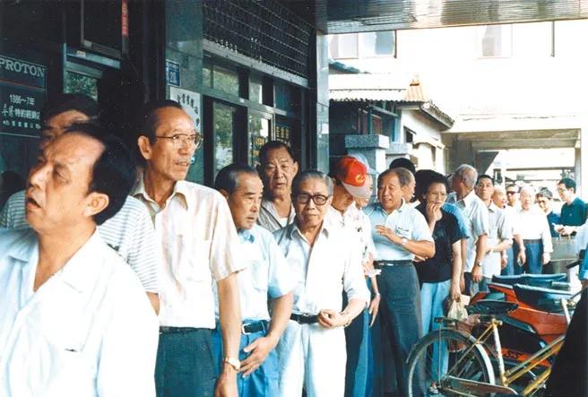 1979年，台湾老兵瞒着妻儿寄钱给大陆的原配，没想到，原配居然跟以前的下属"同居