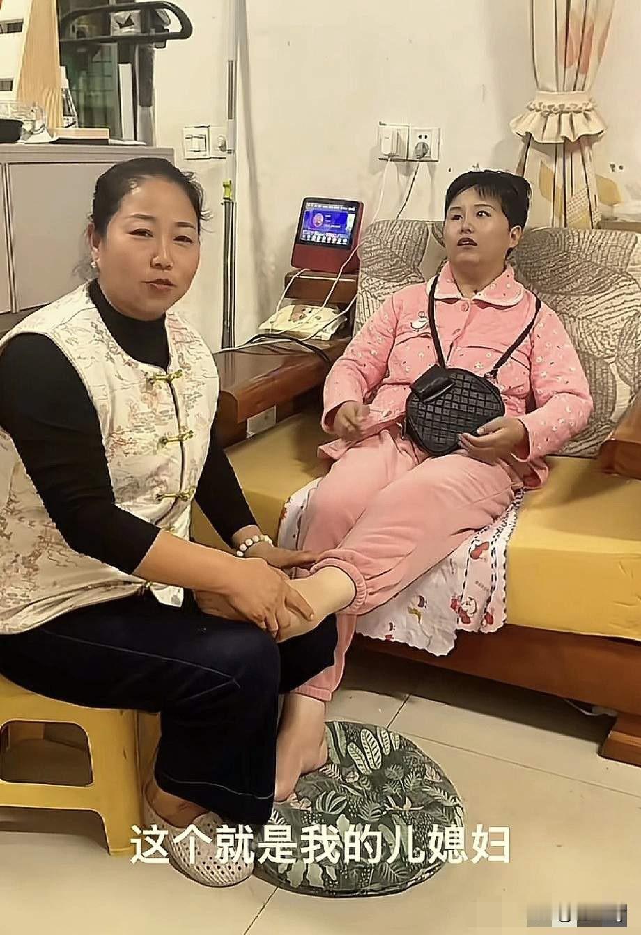 她叫我一声“妈”我就得管她！这是来自河南新乡的一位婆婆说的话！河南新乡一女子