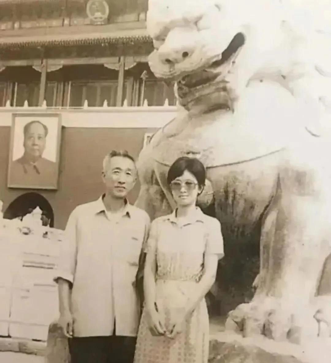 巩俐的家庭成员情况如下：巩俐的父亲巩力泽是山东大学的经济学教授，学识渊博，性格