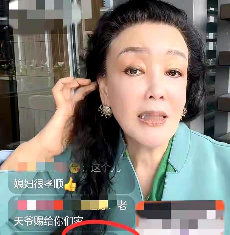 离婚夫妻同机探孙，明星圈里是个异类。张兰的幸福不是偶然。是所有人都放