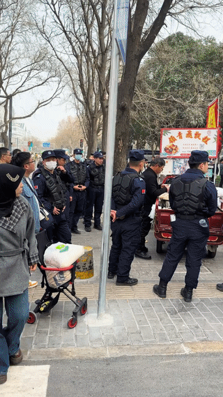 这是陕西，西安城管的人性化执法现场。虽然这位卖甑糕的大叔违法占道经营。但是城