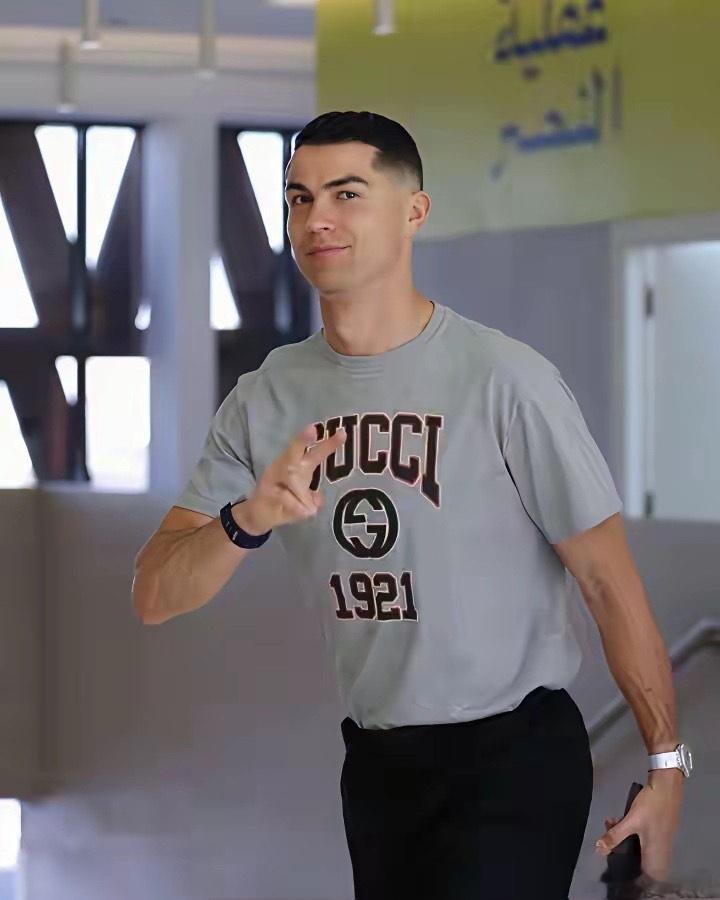 C罗抵达胜利，罢赛达到目的，伸手庆祝胜利，俱乐部已经臣服，这兄弟对不止胜利俱乐部