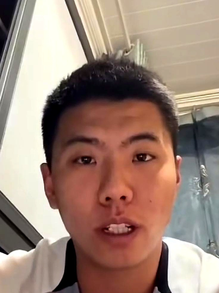 周潇刚挂上中国足球小将教练组的牌子，转头就给家长们泼了盆冷水。这话听着扎耳，细
