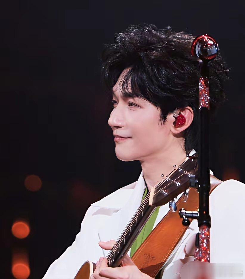 陈楚生，高调发文！4月8日凌晨，歌手陈楚生，突然在社交平台高调发文，让人没想到的