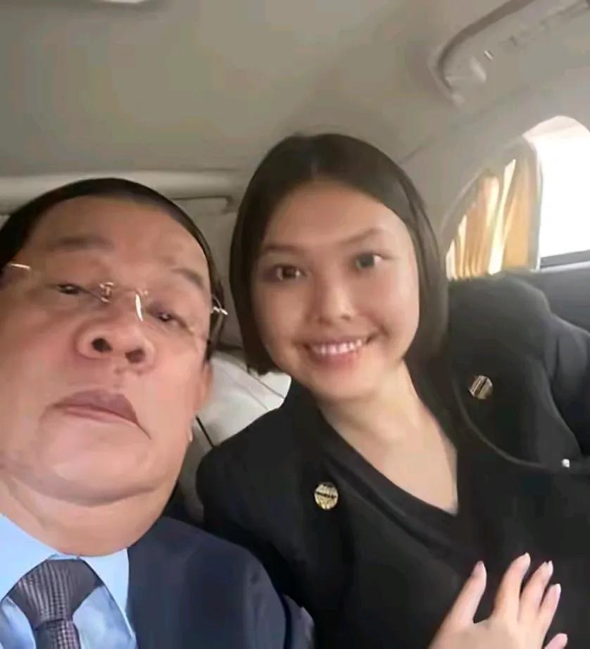 洪森和他那可爱的外孙女合影，这个外孙女是他大女儿洪玛娜所生，这女孩子圆圆的脸有点