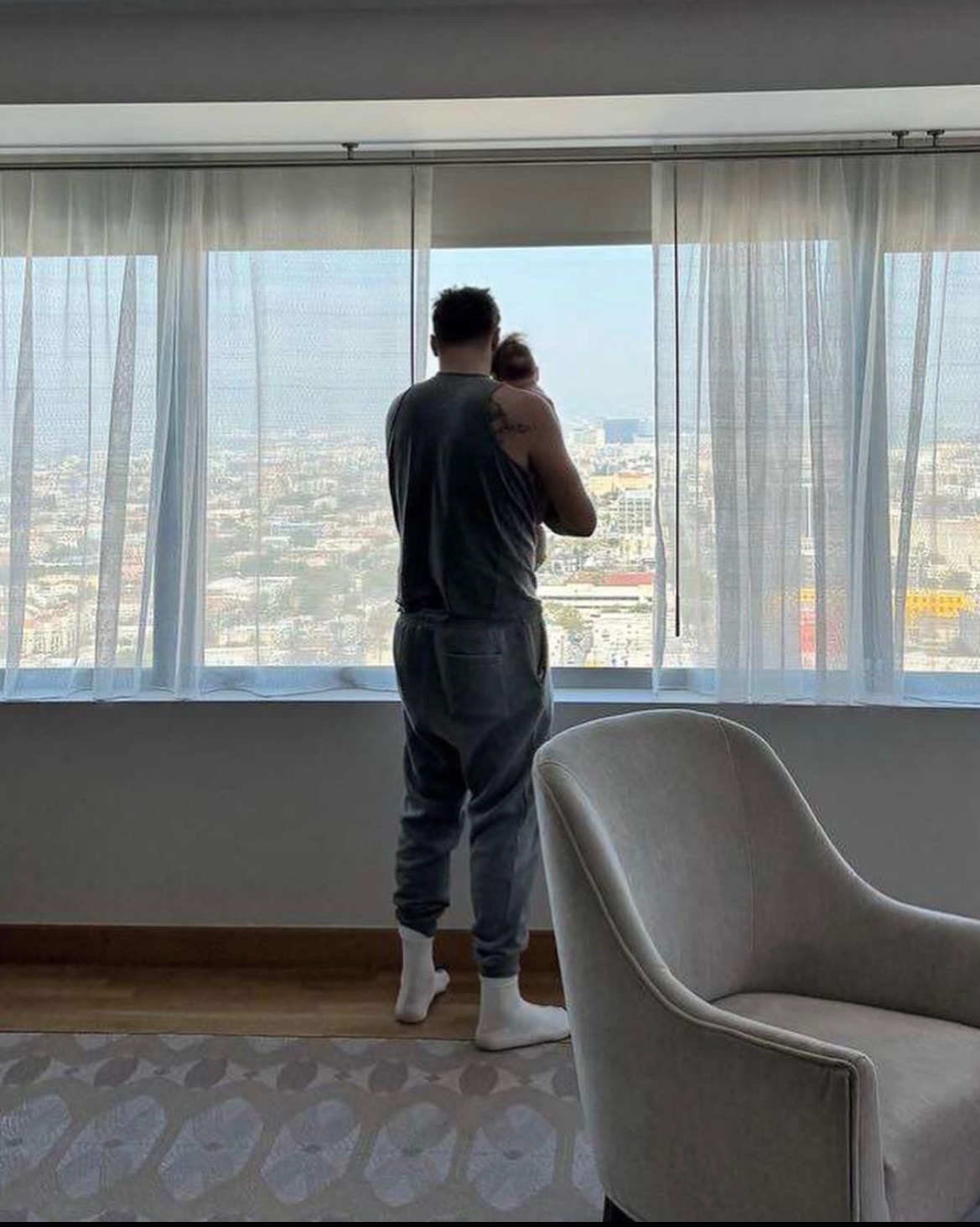 根据Ekipa的报道，东契奇已完成其第一轮康复治疗，并已返回斯洛文尼亚的卢布