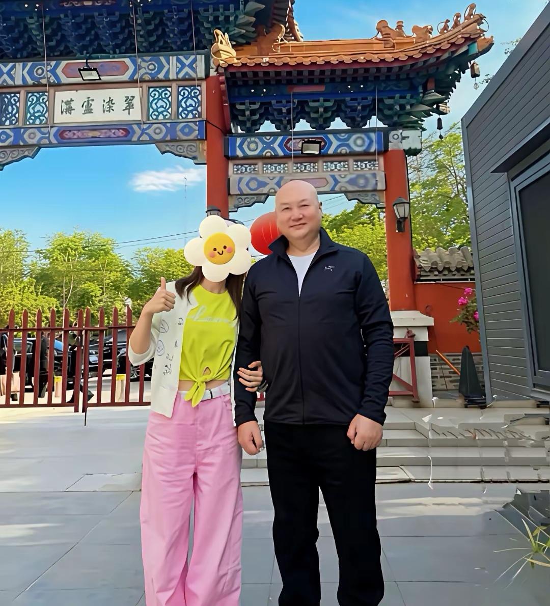 陈丽华老太太七七还没有过，迟重瑞就开始郊游了，而且气色还这么好。陈丽华