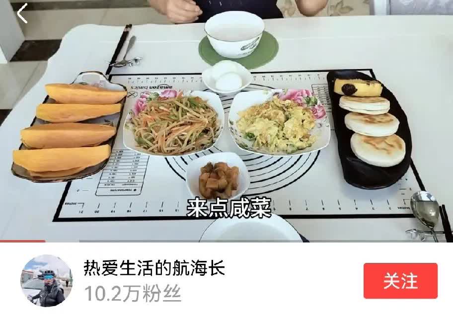 天津老两口准备改装房车了，他们到市场看好了板材，又把原来的简易木床拆掉，座椅裁掉
