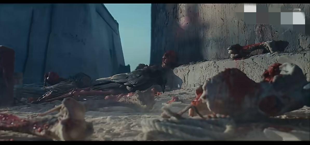 十年磨一剑的《太平年》，开篇就把我“吓”到了。它没给你任何缓冲。镜头直接砸脸