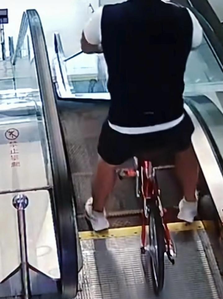 很多人都不理解这位上海男子的行为上海一位男子在商场内骑着一辆自行车准备滑行下去